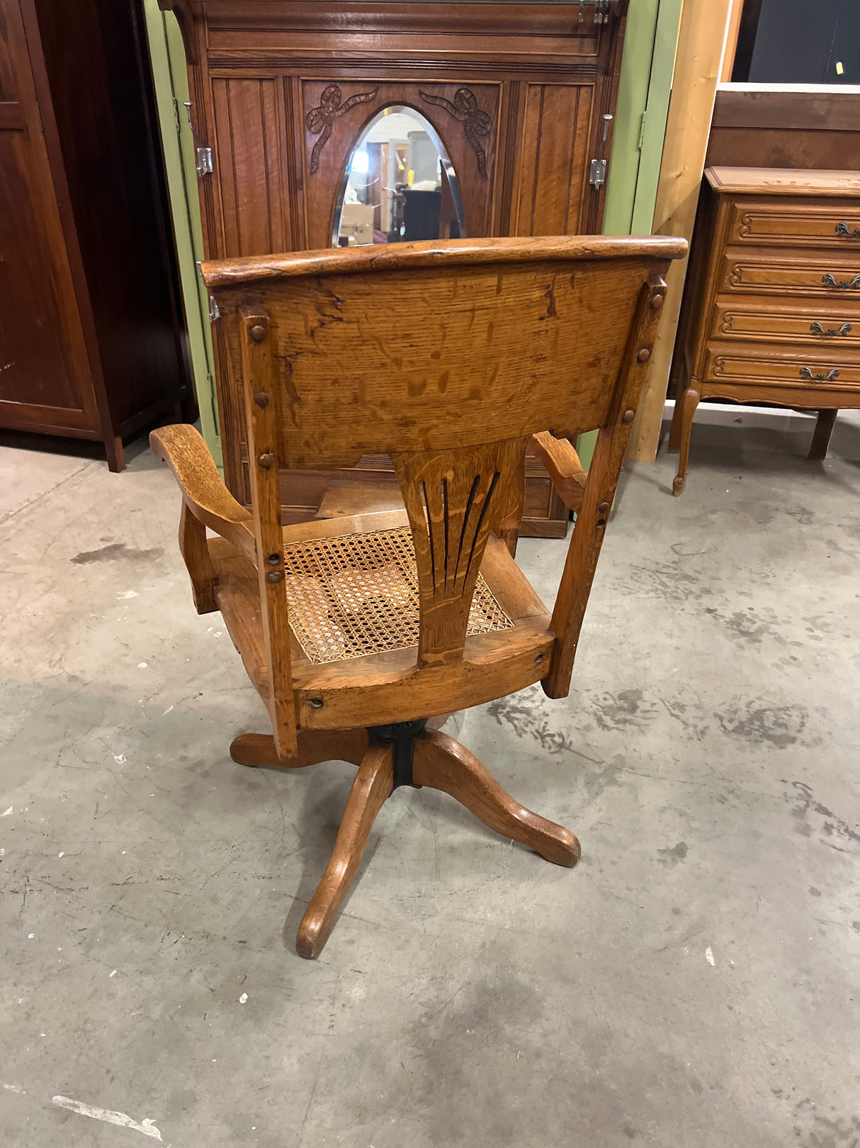 Kirjoituspöydän tuoli L. 60cm, S.50cm ja K. 98cm