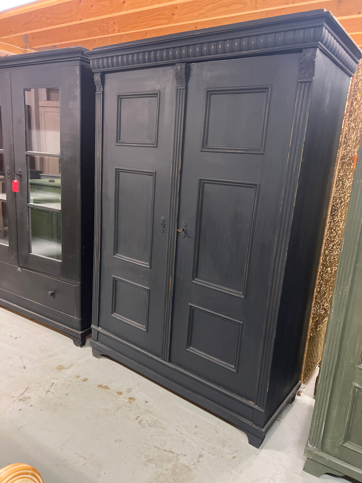 Black wardrobe W. 124.5cm, D. 55cm and H. 178cm