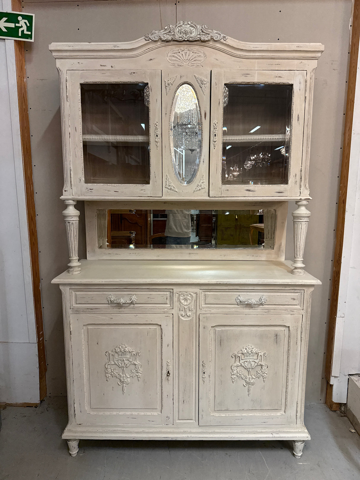 Maalaisromanttinen astiakaappi L.138.5cm, S.51cm, K.230cm