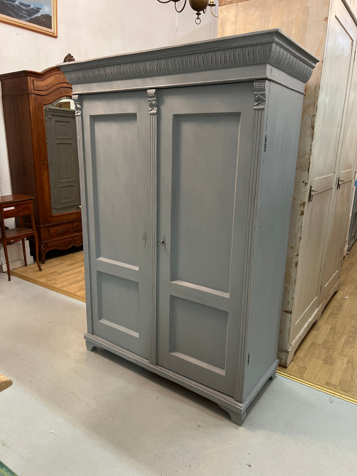 Helmenharmaa vaatekaappi