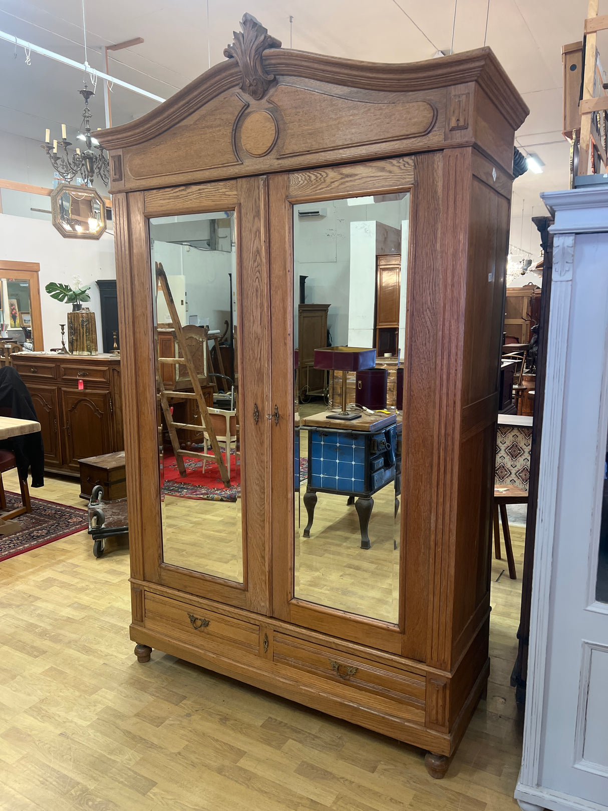 Kaunis tamminen peiliovi vaatekaappi L. 147,5vm, S. 55cm ja K. 240cm