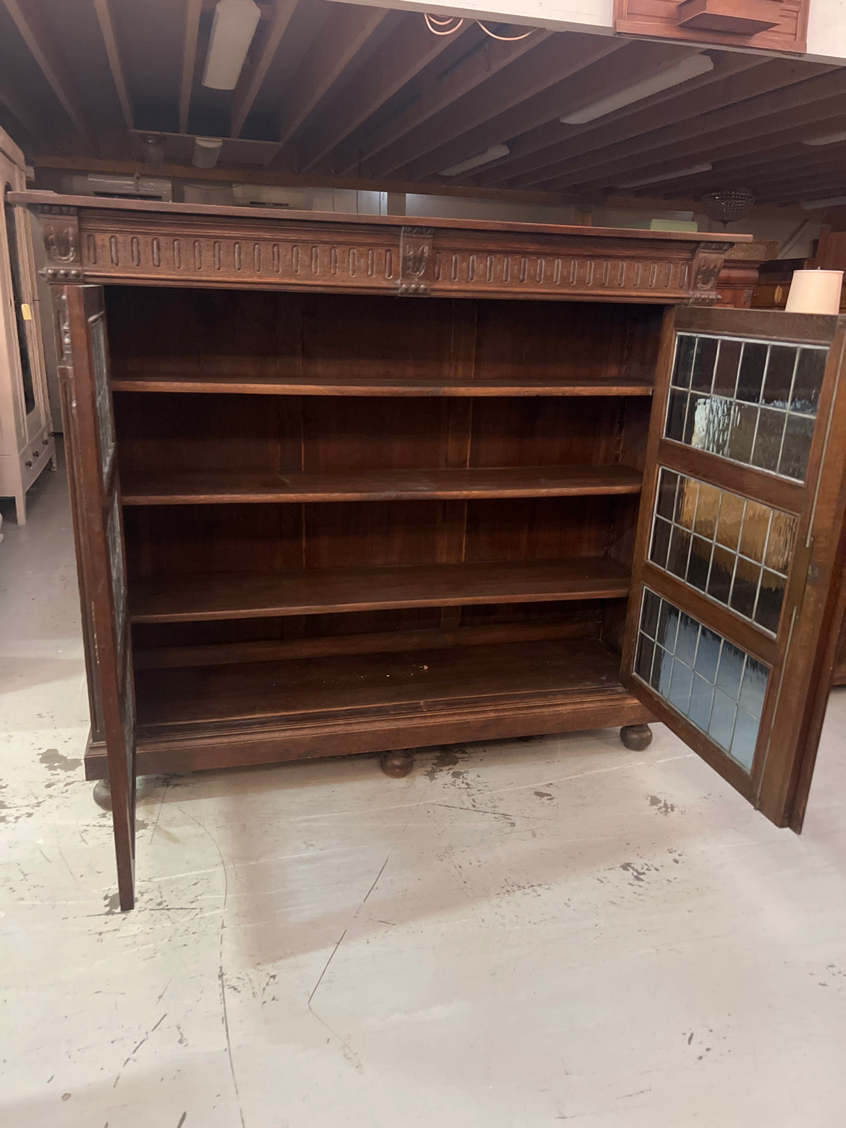 Barokki vitriinikaappi L. 157,5cm, S. 43,5cm ja K. 136cm.