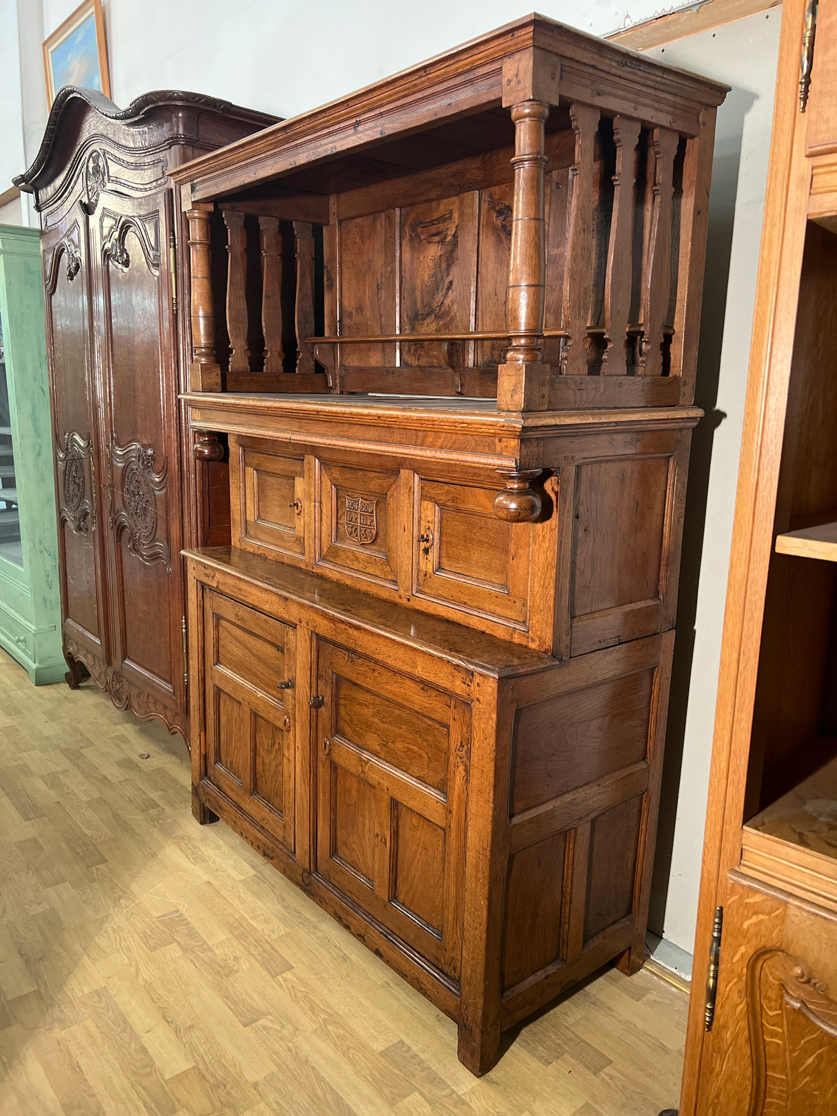 Upea antiikkikaappi L. 143cm, S. 58,5cm ja K. 199cm.