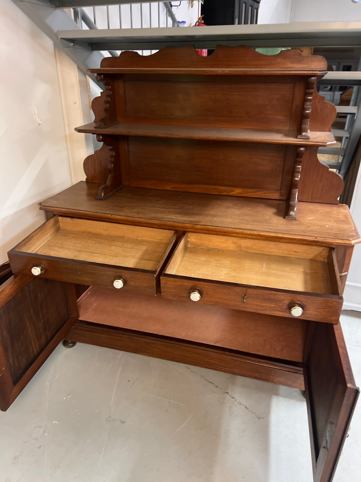 Mahonkinen senkki L. 167cm, S. 50,5cm ja K. 178,5cm.