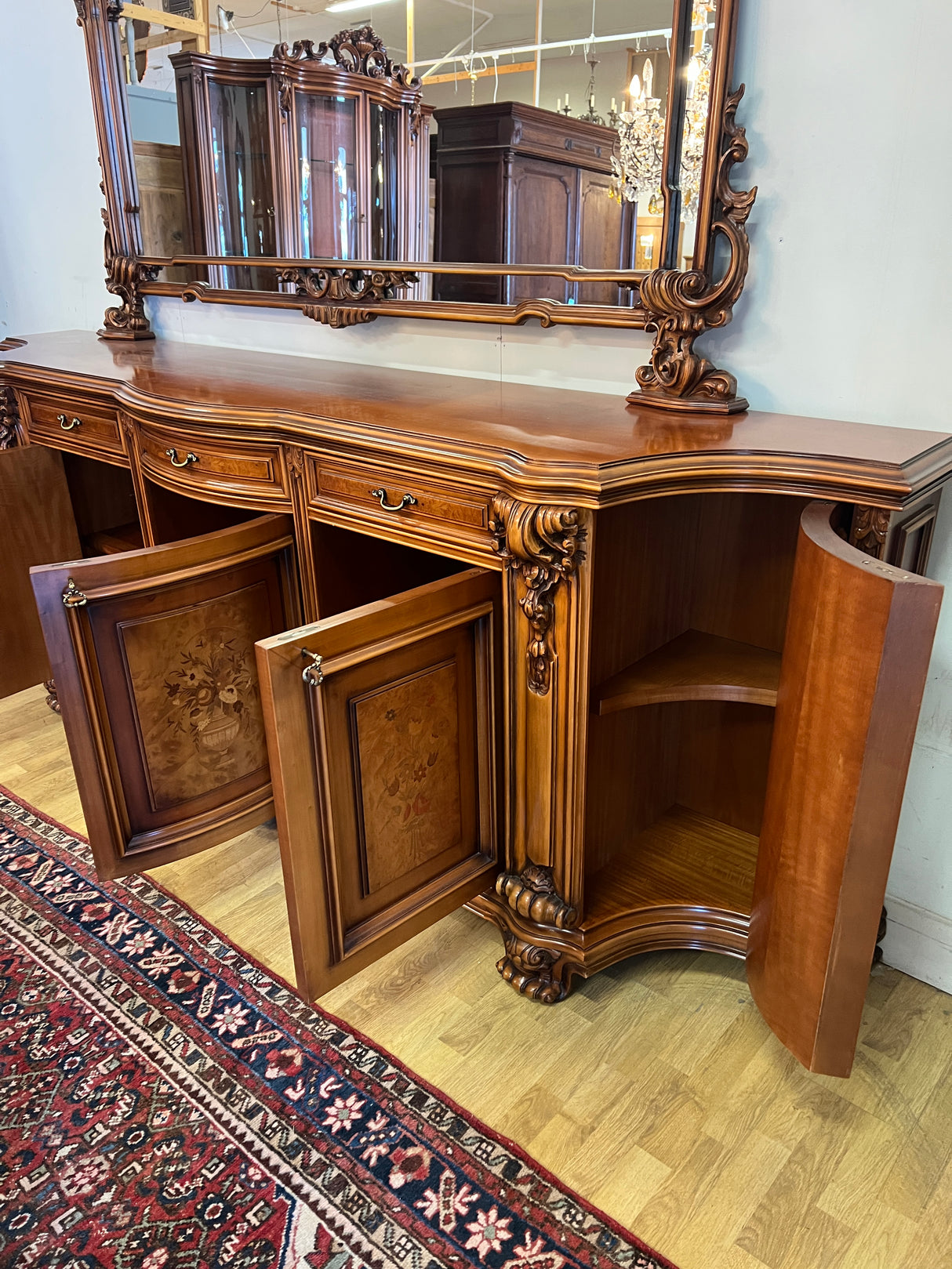 Uskomattoman kaunis italialainen ruokasalikalustokokonaisuus. Pöytä + 6 tuolia, astiakaappi, senkki + peili.