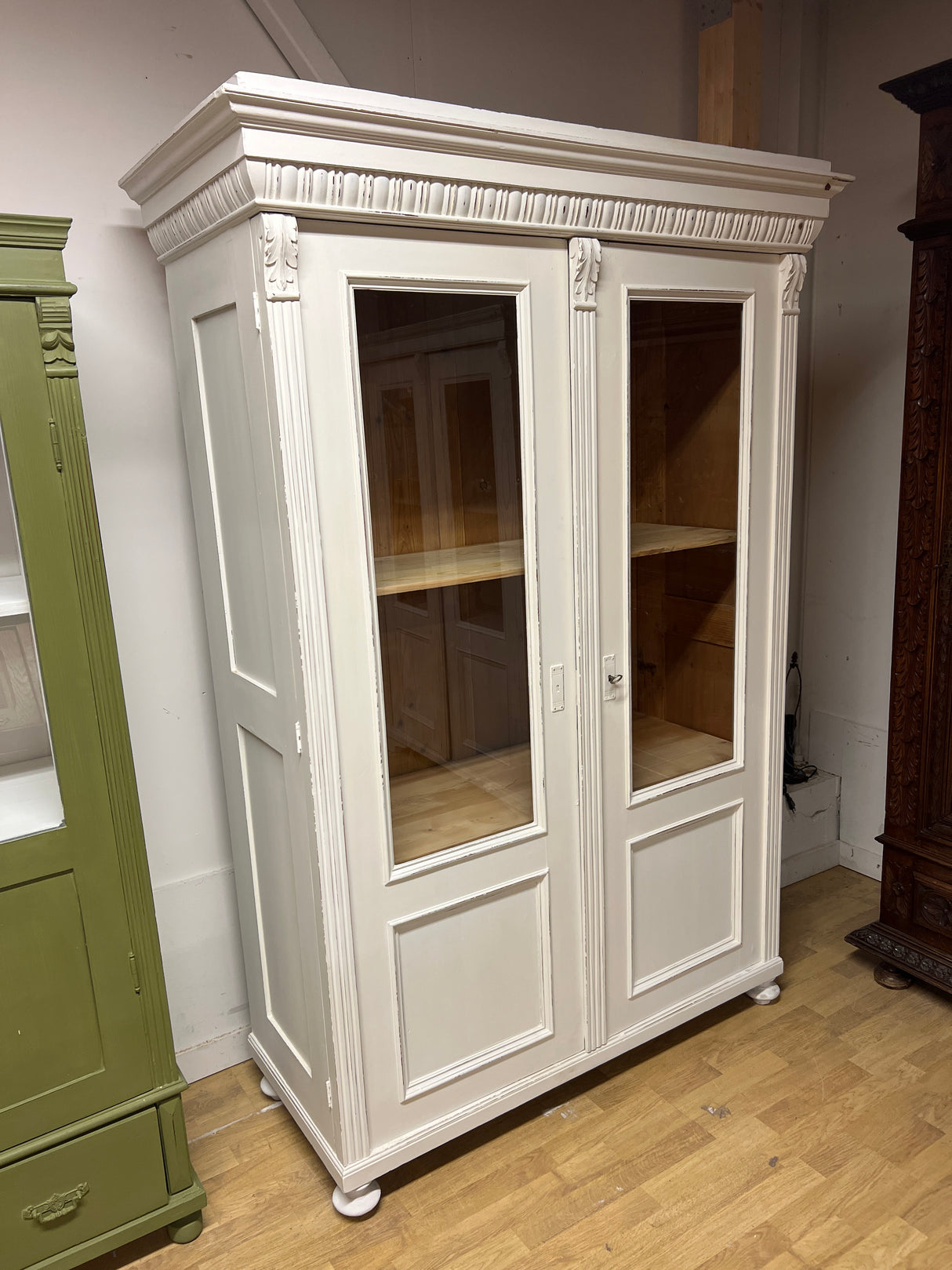 Vitriinikaappi valkoinen L. 131cm, S. 57,5cm ja K. 193cm