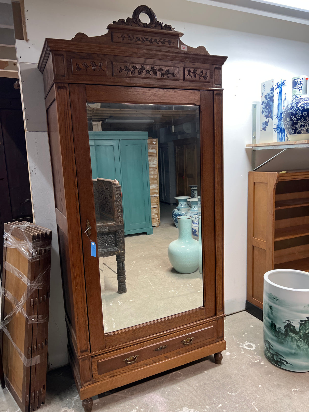 Beautiful single-door wardrobe W 102.5cm, D 49cm and H 200.5cm