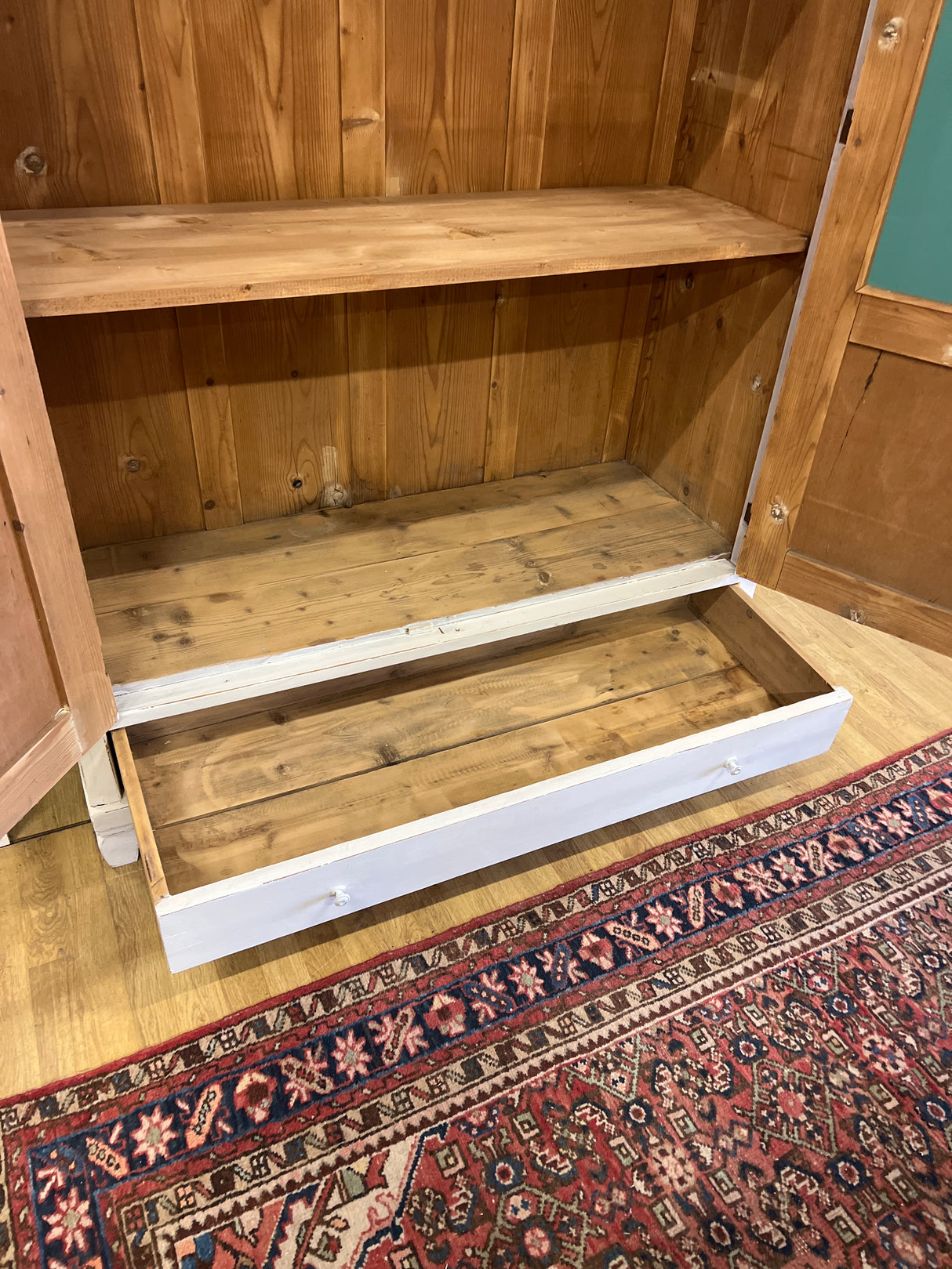 Valkoinen vaatekaappi peileillä L. 132,5cm, S. 51cm ja K. 198cm.