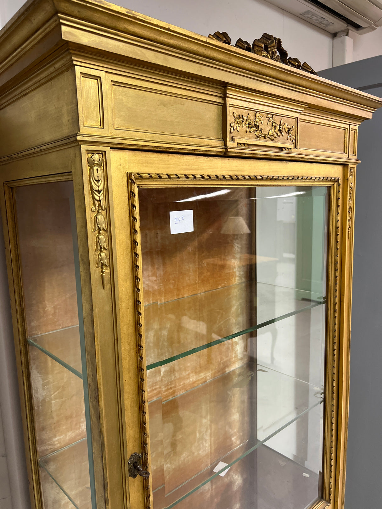 Empire vitriinikaappi L. 86cm, S. 40,5cm ja K. 169cm.