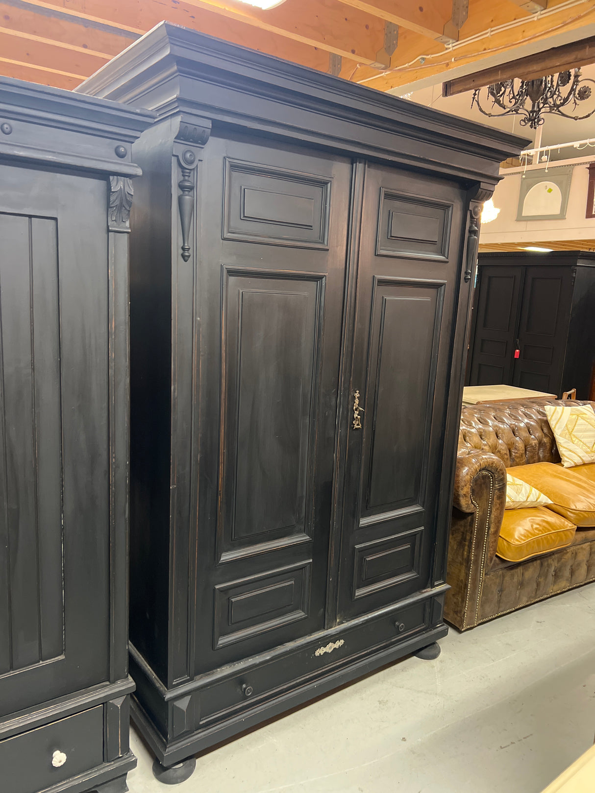 Upea musta vaatekaappi L. 129cm, S. 59cm ja K. 191cm