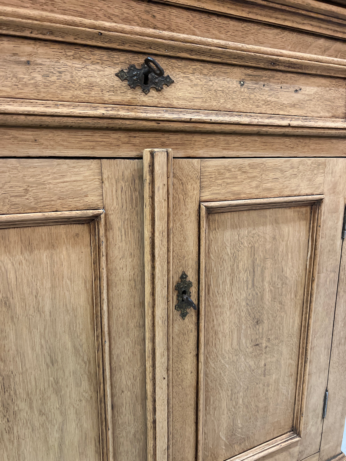 Beautiful oak chest of drawers. W. 89.5cm D. 47cm H. 98.5cm