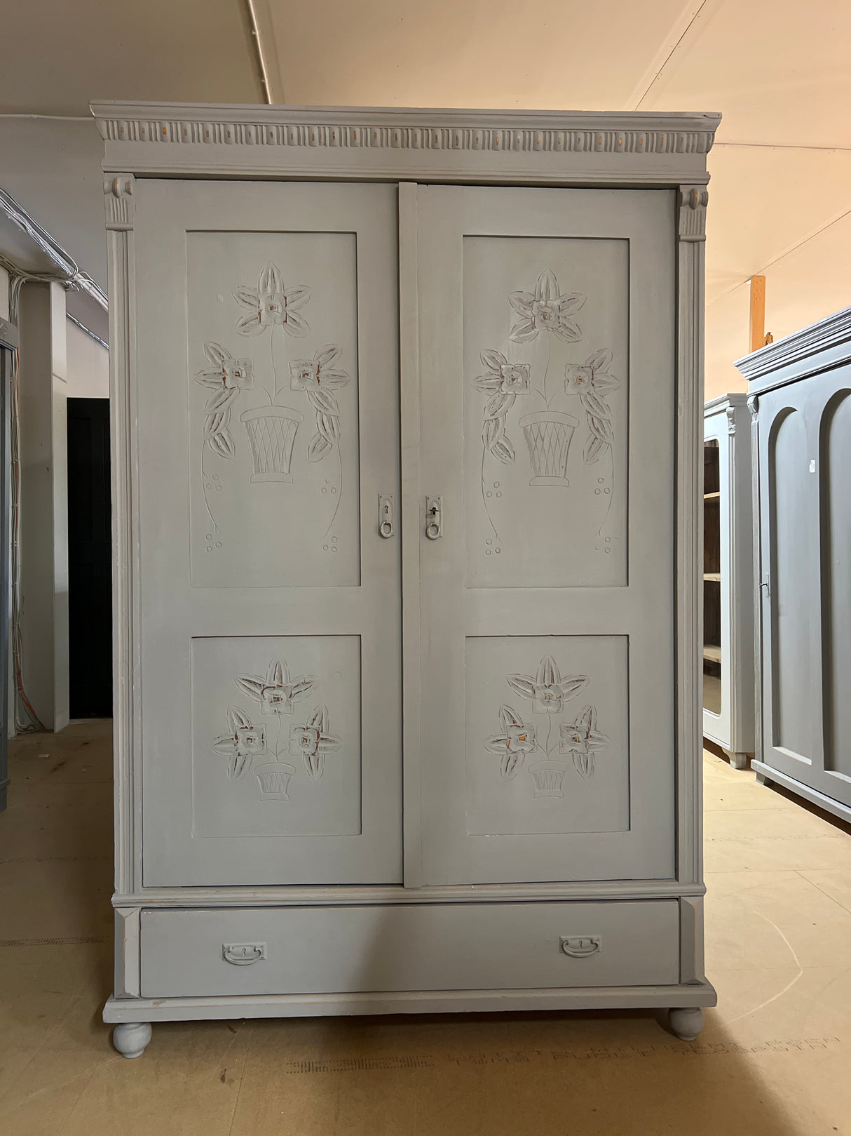 Vaaleanharmaa vaatekaappi