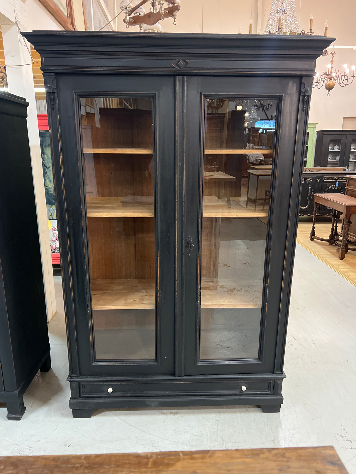 Upea vanha vitriinikaappi L. 129cm, S. 59cm ja K. 193cm