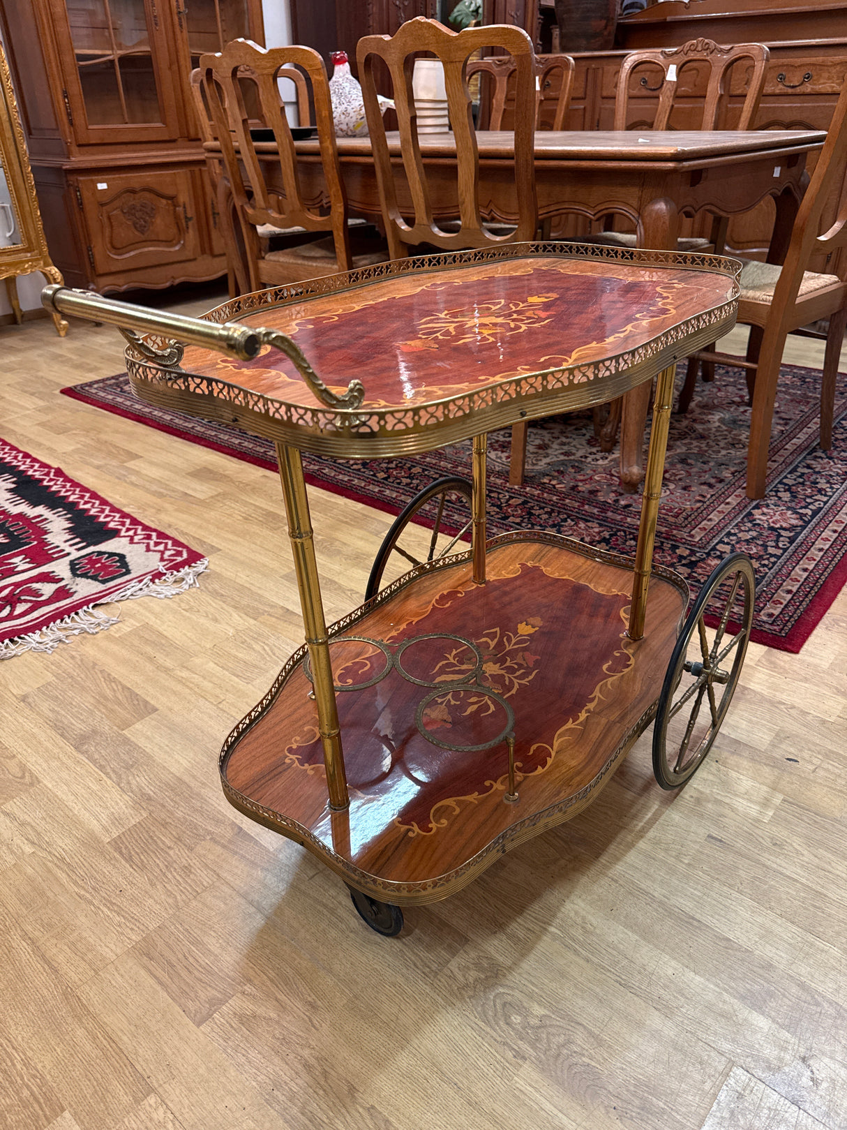 Kaunis tarjoiluvaunu