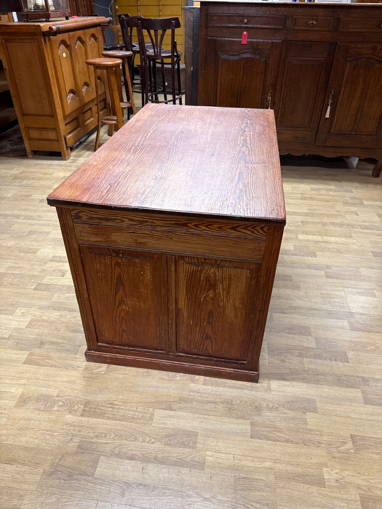 Kirjoituspöytä L.123.5cm, S.71cm, K.76.5cm