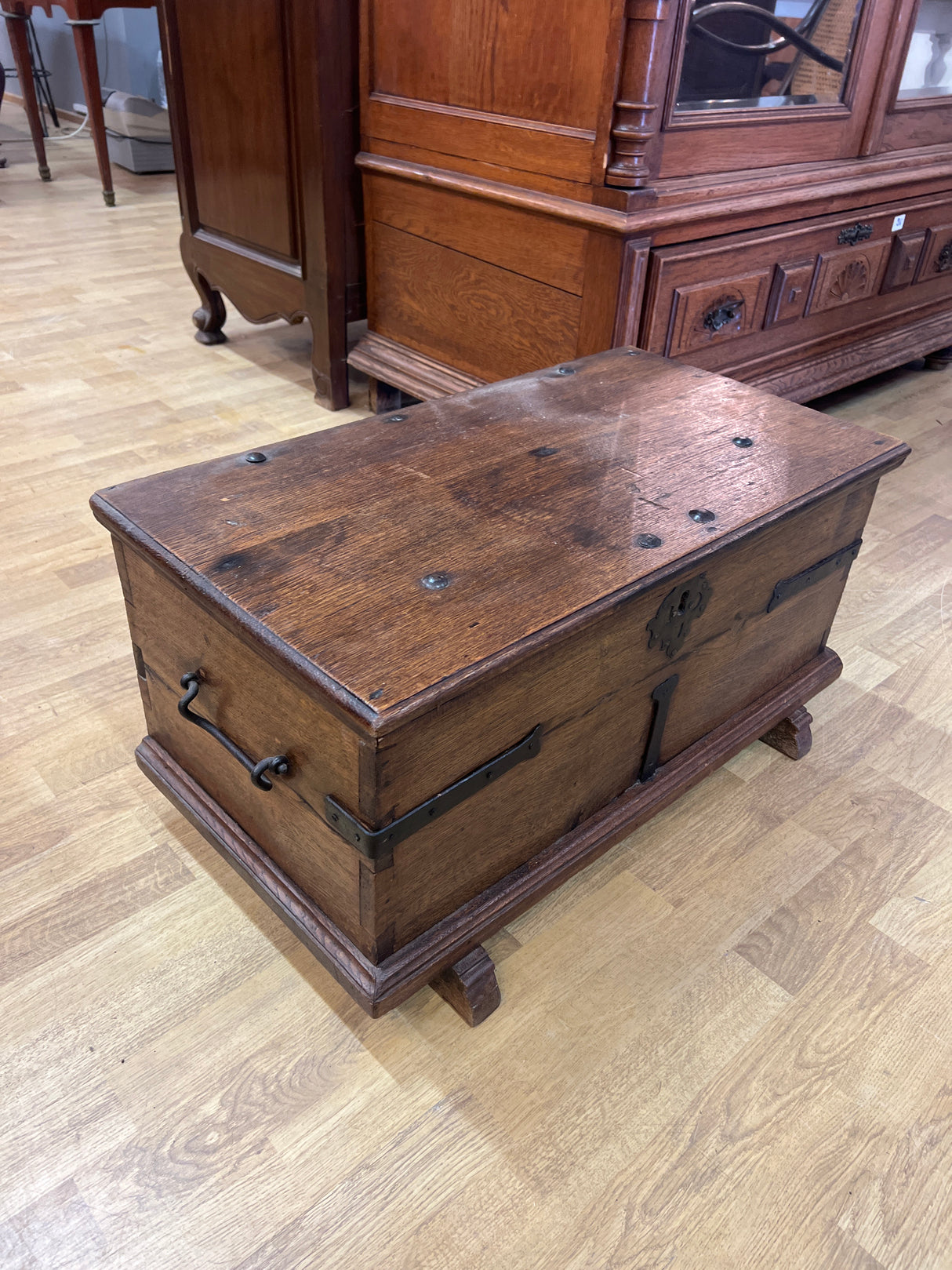 Kaunis vanha arkku L. 72cm, S. 39cm ja K. 36cm