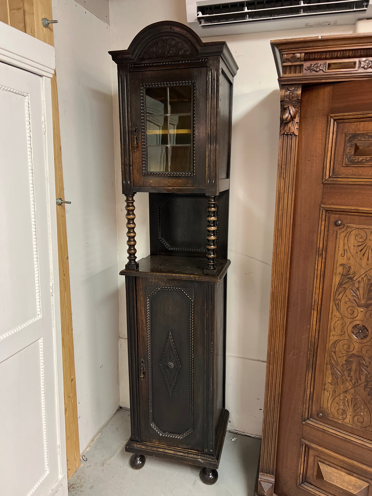 Poikkeuksellisen kapea vitriinikaappi L.45,5cm, S.38cm ja K.202cm.