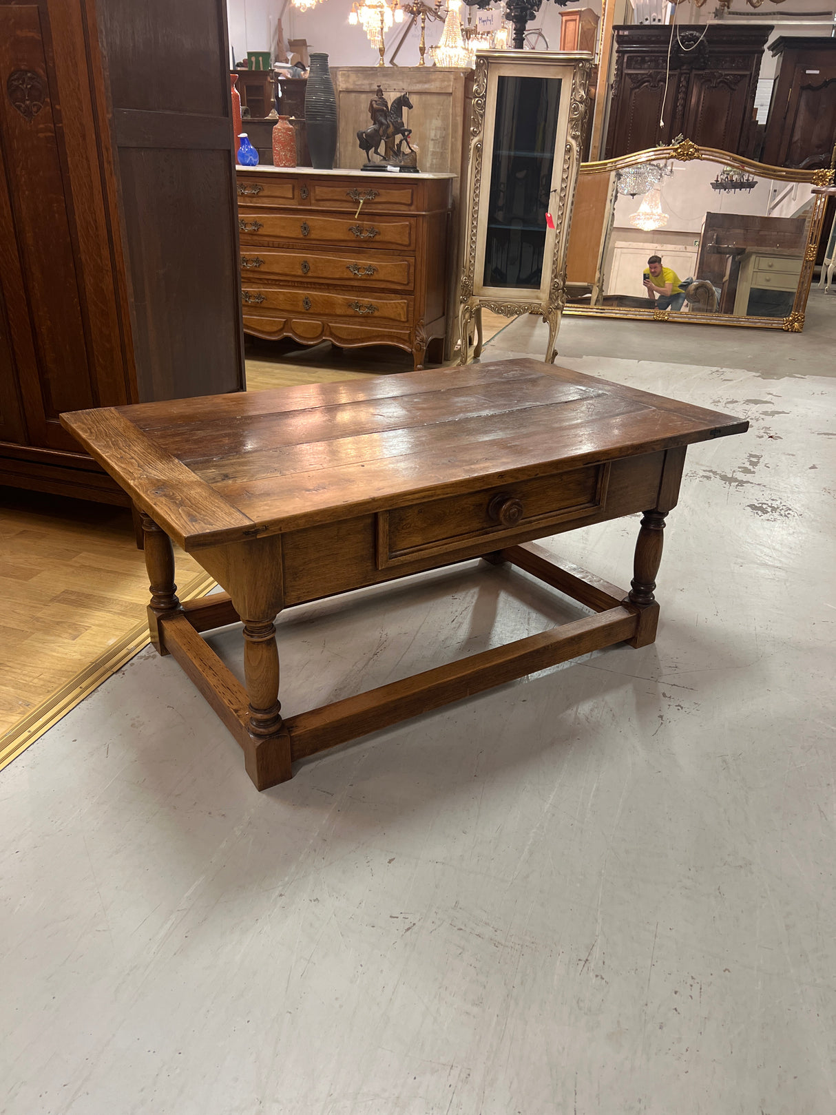 Solid oak coffee table. L. 117.5cm, W. 69cm and H. 52cm