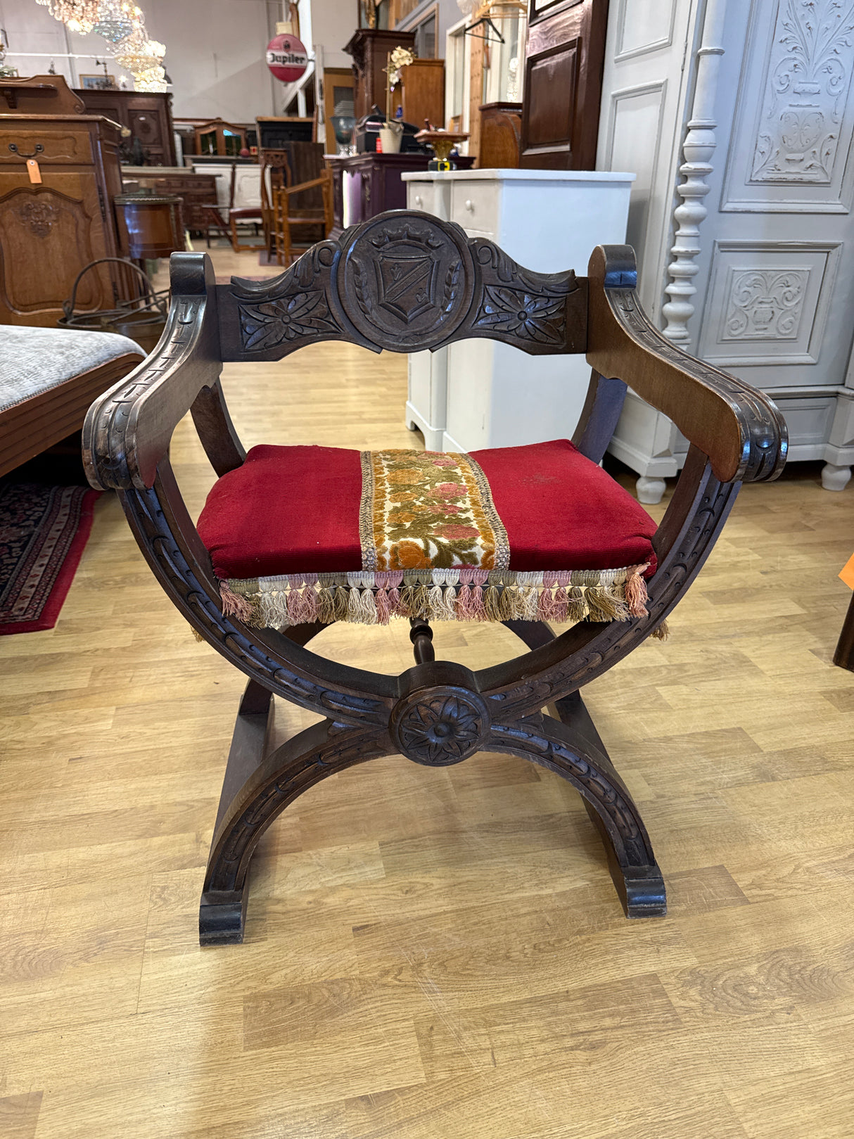 Upea karmituoli L.58cm, S.53cm, K.74cm