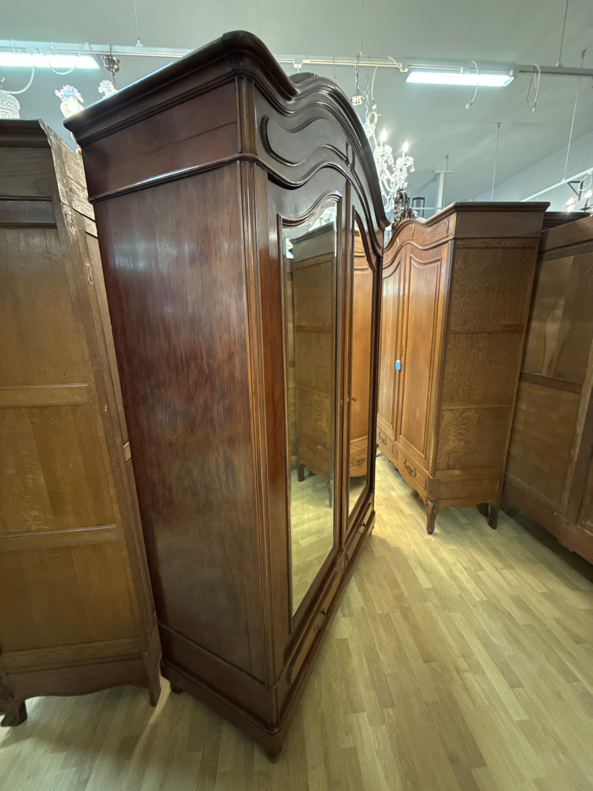 Upea peilikaappi L.147.5cm, S.59cm, K.231cm