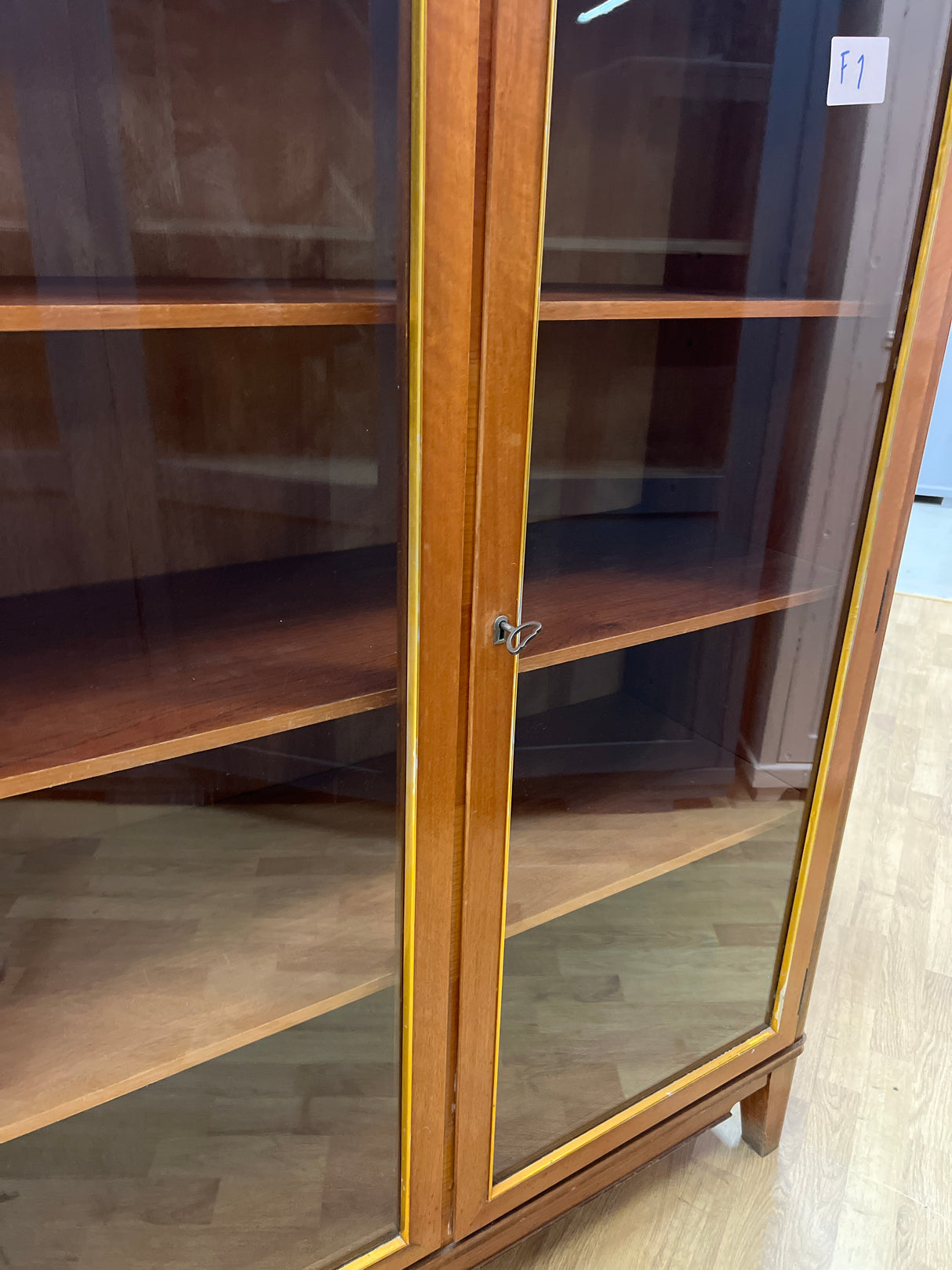 Funkkis vitriini L. 168,5cm, S. 43cm ja K. 143cm