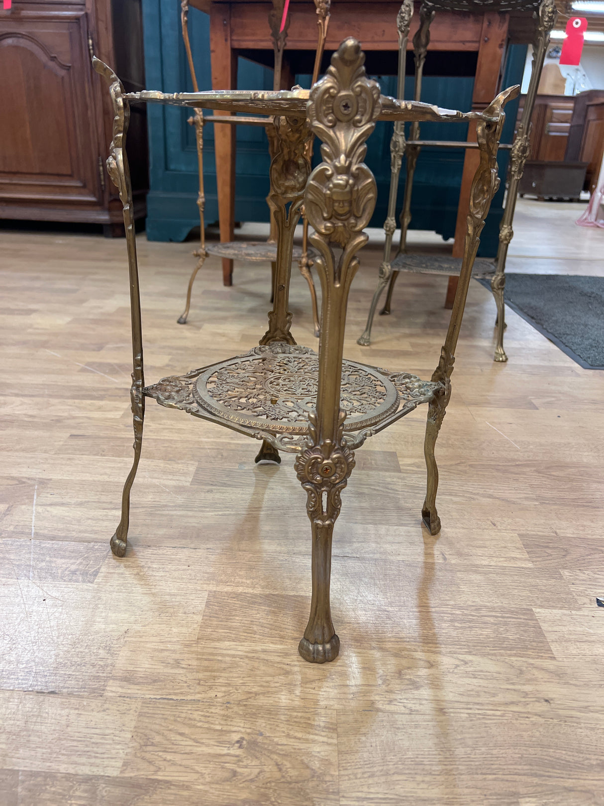 Kukkapöytä L. 25cm, S.25cm ja K. 44cm