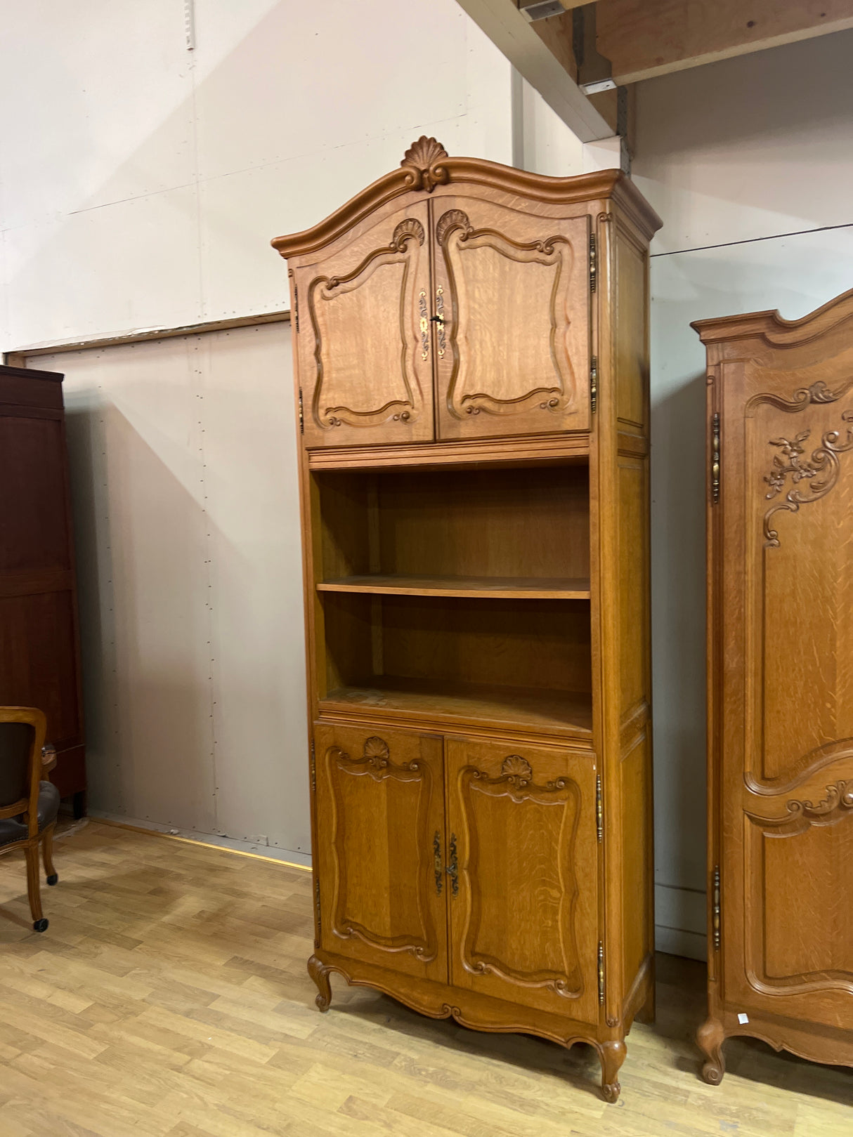 Rokokoo hyllykaappi L.97cm, S. 44cm ja K. 236cm