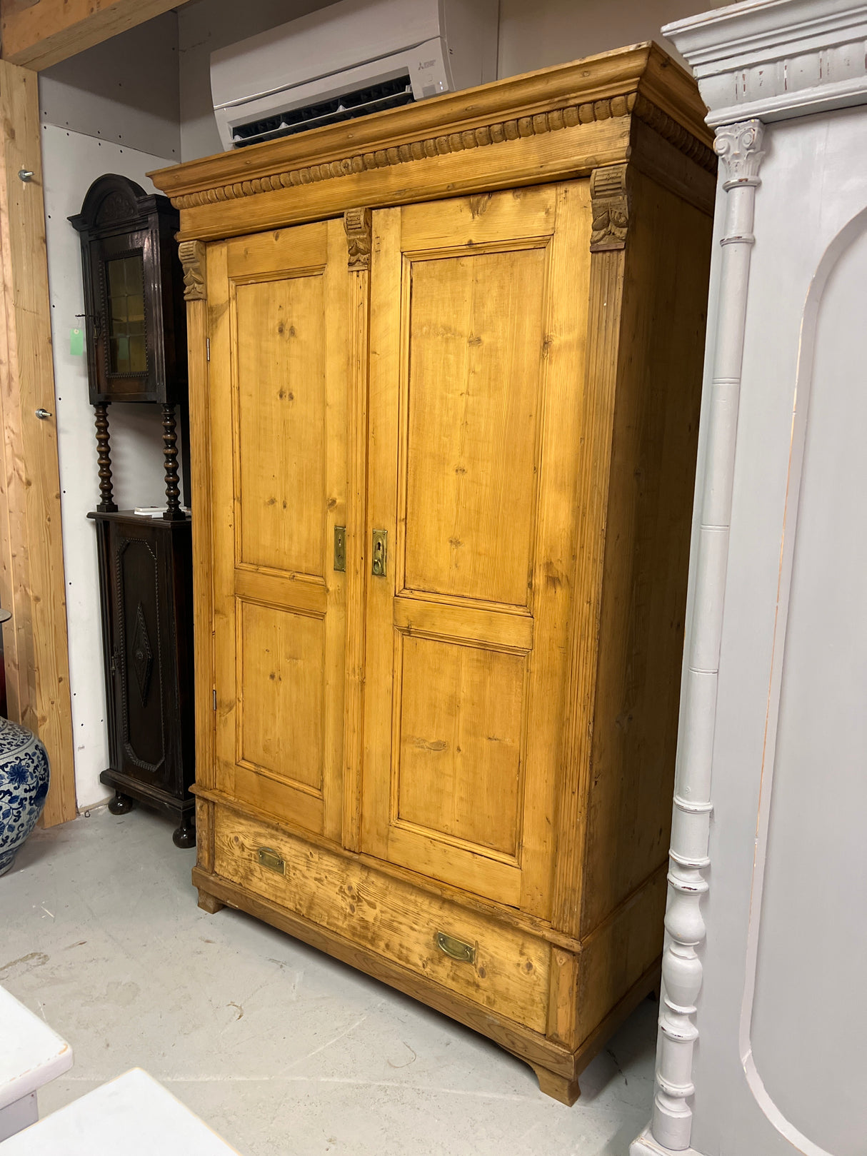 Upea talonpoikais vaatekaappi L. 127,5cm, S. 55cm ja K. 190,5cm