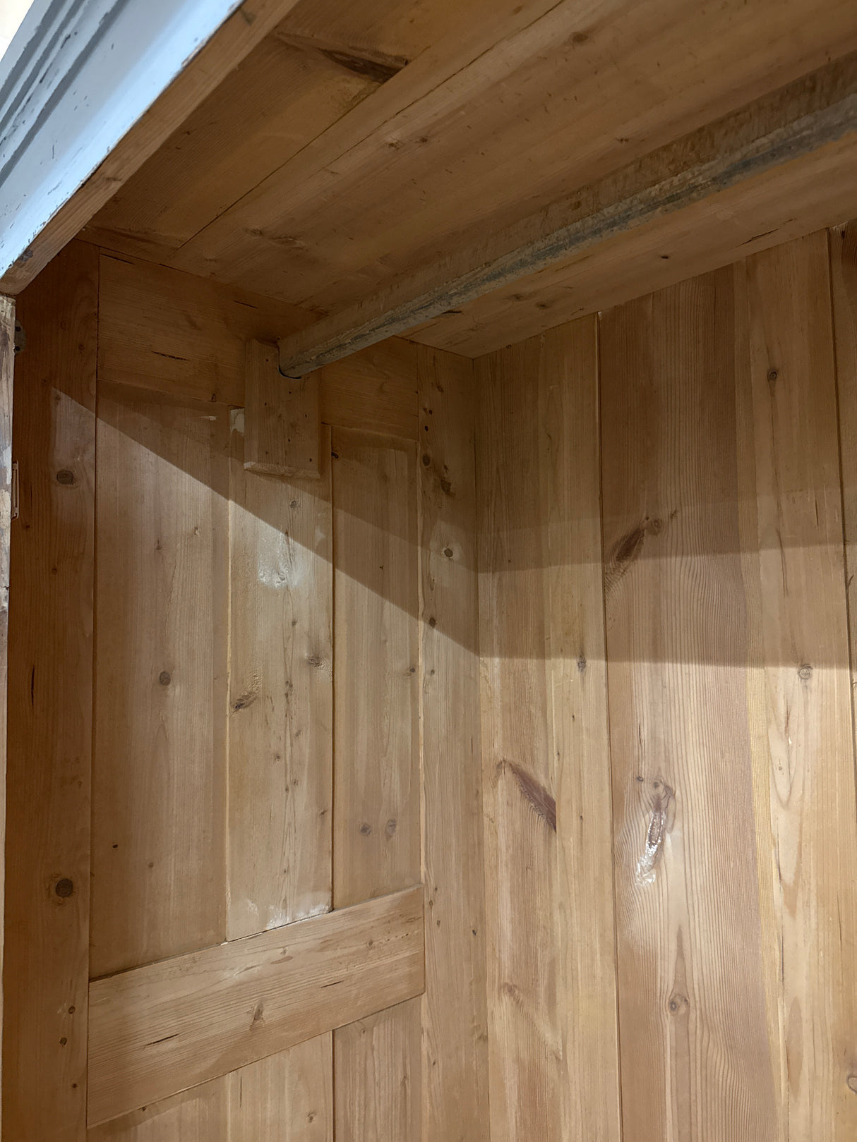 Super gorgeous deep wardrobe 145cm, 78.5cm, 197cm