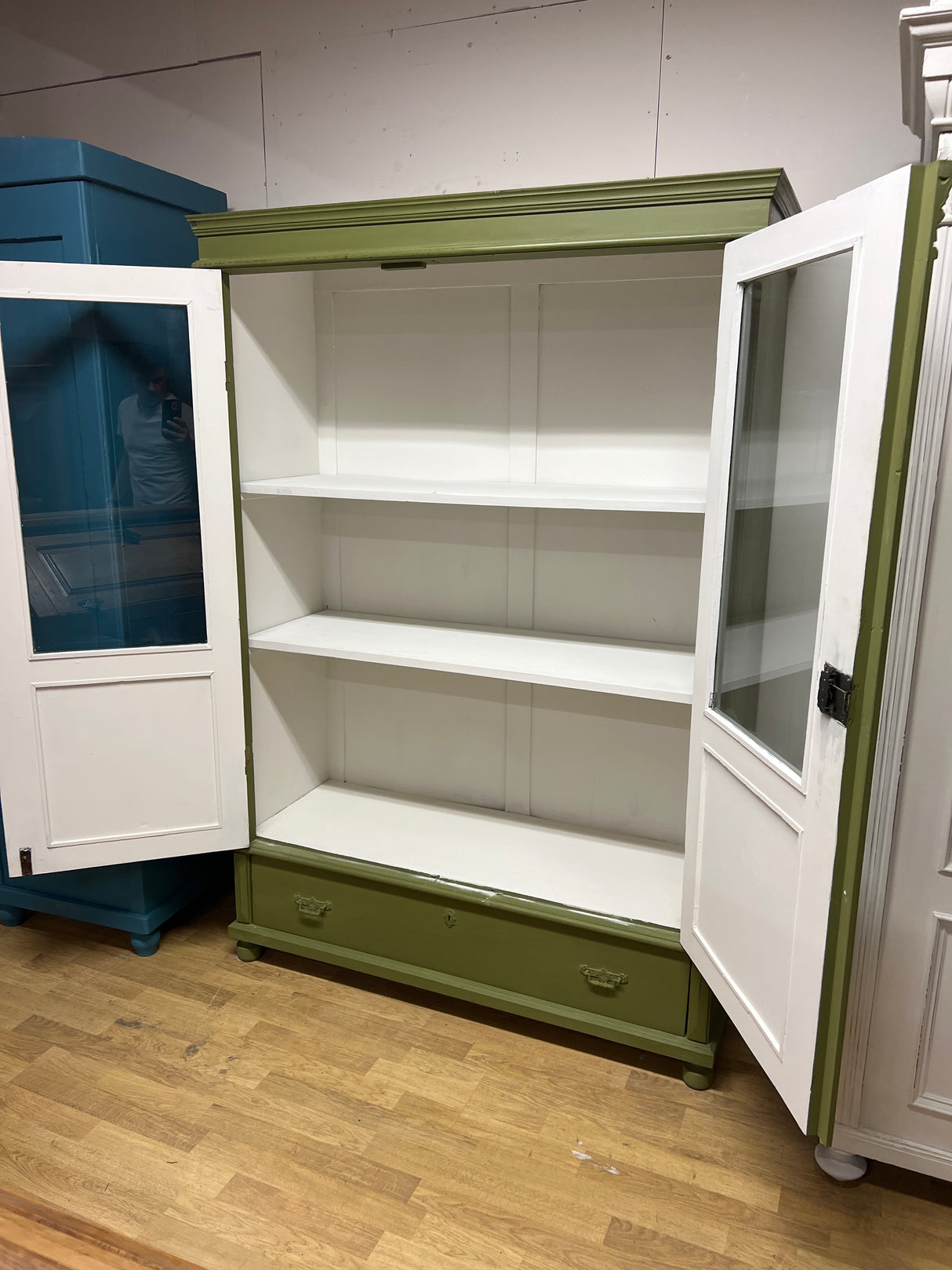 Kaunis vihreä vitriinikaappi L. 121cm, S. 46,5cm ja K. 177cm.