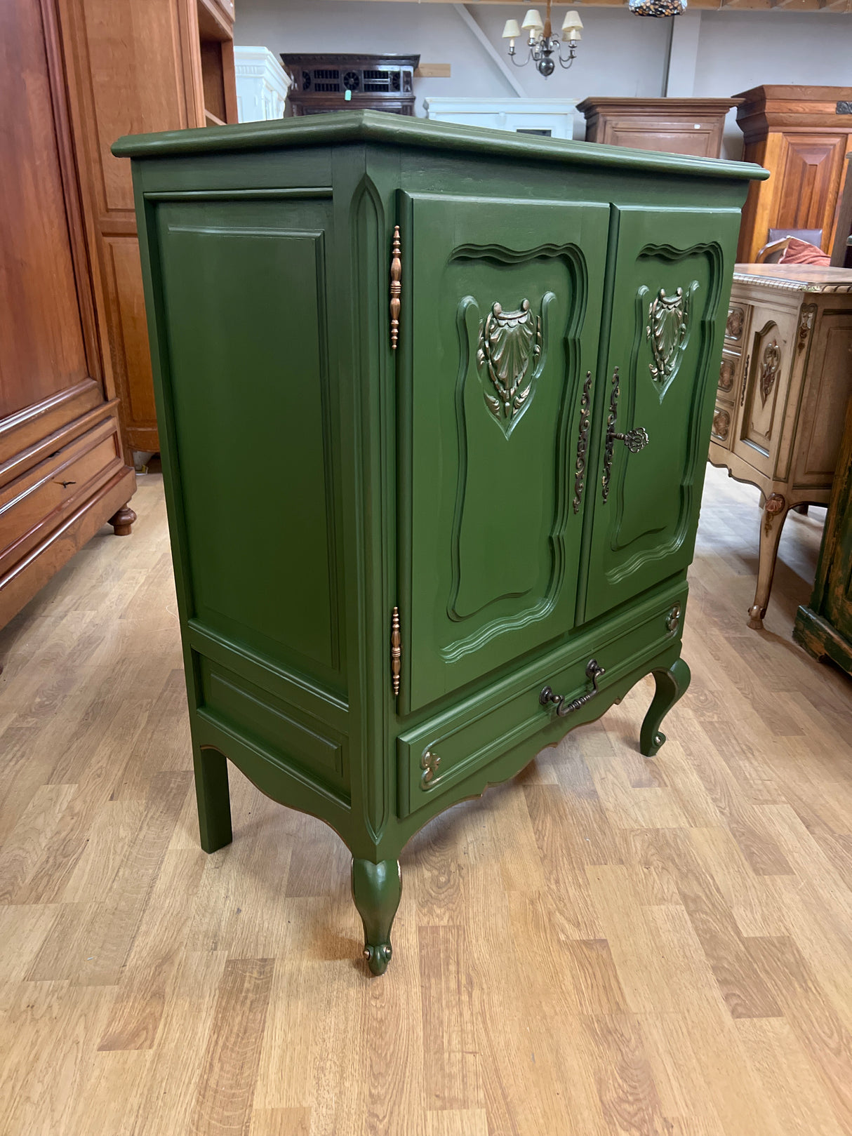 Beautiful rococo small cabinet W. 79.5cm, D. 42cm and H. 99.5cm.
