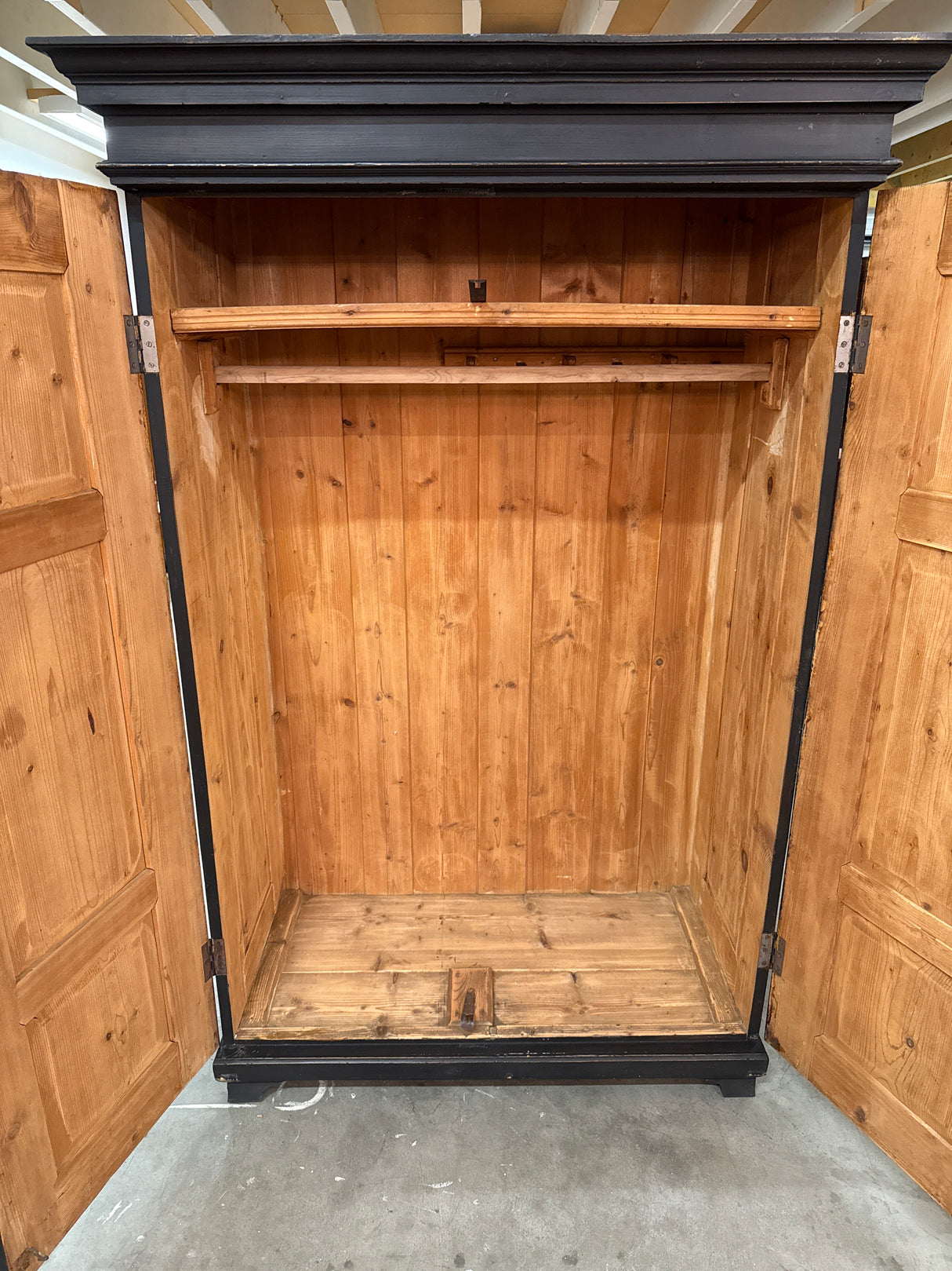 Black peasant cabinet W. 121.5cm, D,65cm, H. 185cm