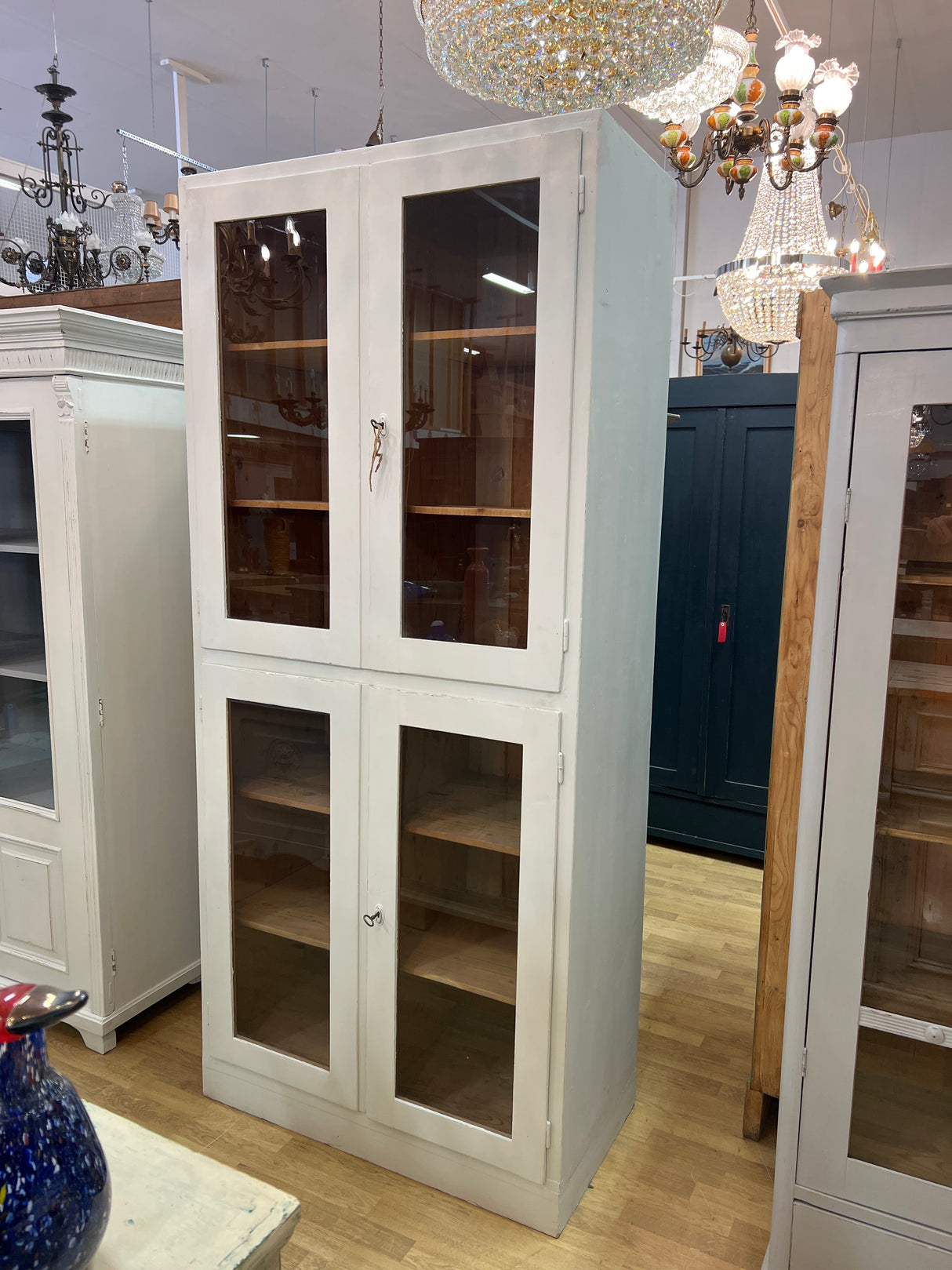 Massiivipuinen talonpoikais vitriini L. 97cm, S. 50cm ja K. 218cm.