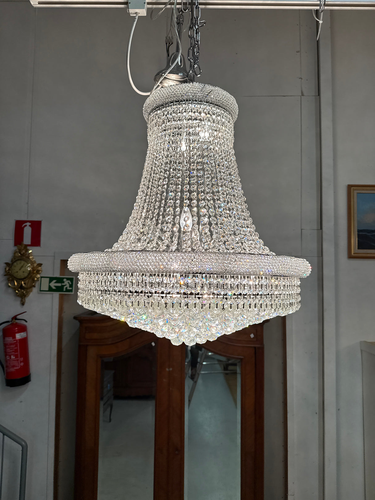 Huikea kristallivalaisin kromin värisellä rungolla. Halkaisija 70cm