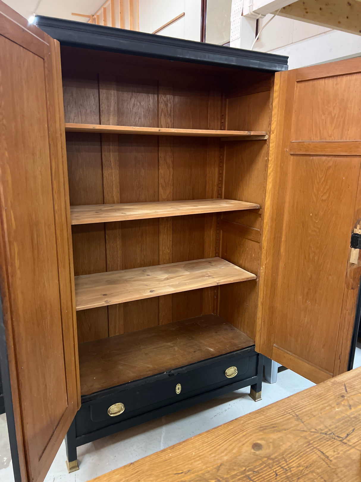 Todella tyylikäs vaatekaappi L. 120,5cm, S. 55,5cm ja K.199cm