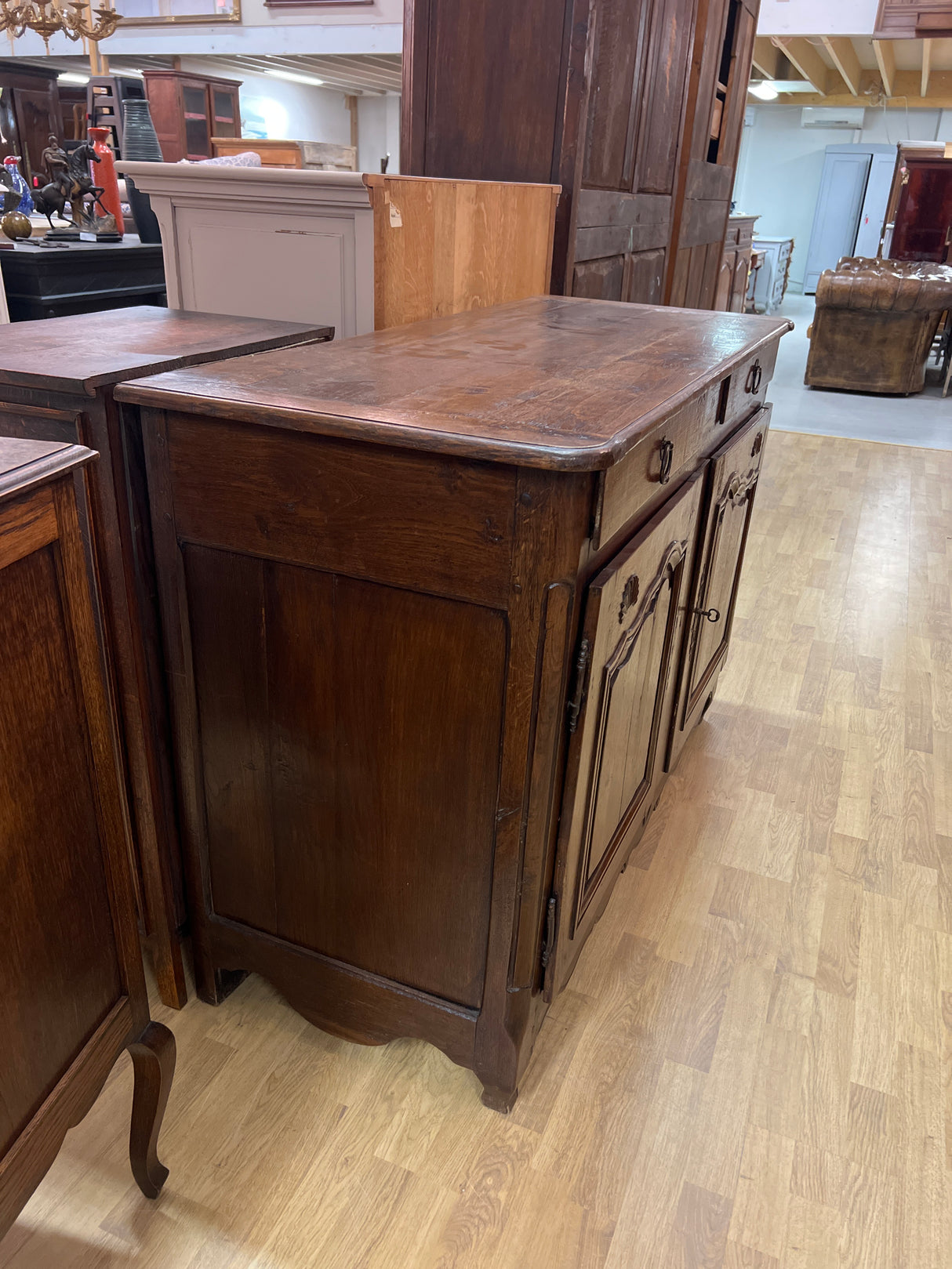 1800-luvun käsiveistetty tammisenkki L. 137cm, S. 57cm ja K. 95cm.