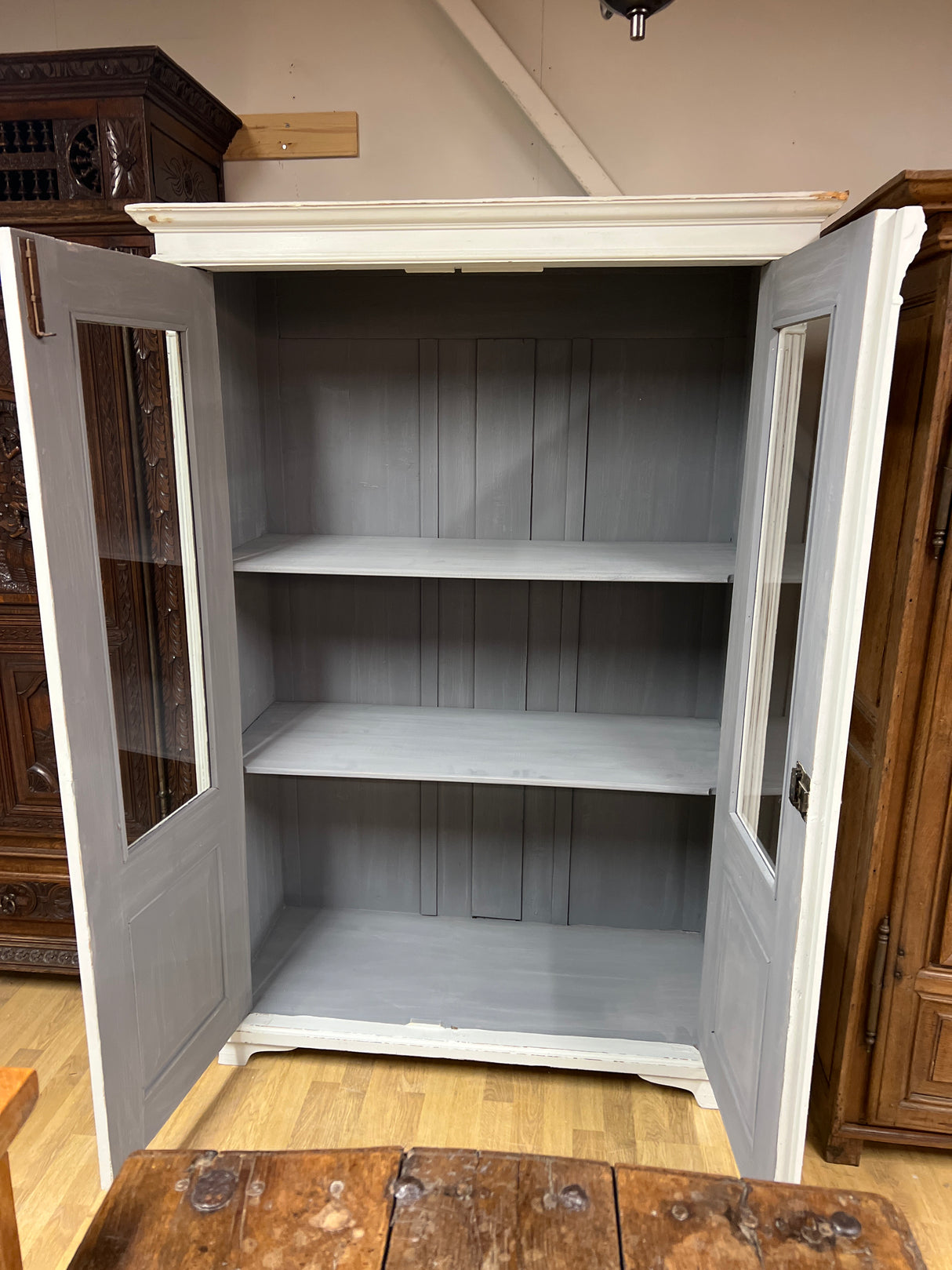 Talonpoikais vitriinikaappi L. 123,5cm, S. 57cm ja K. 181cm.