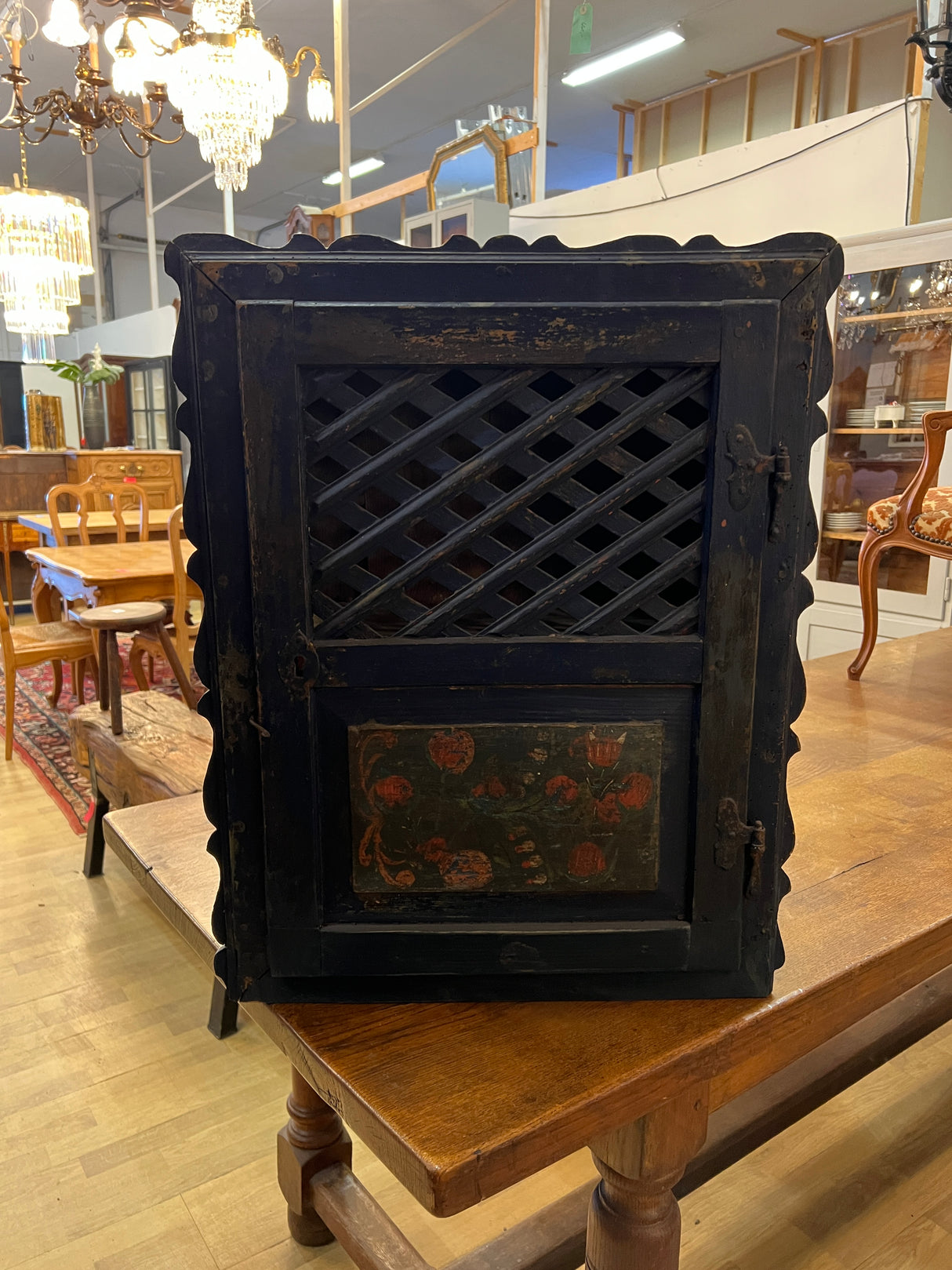 Upea 1800-luvun seinäkaappi transilvianin alueelta. L. 56,5cm, S.20cm ja K. 70cm