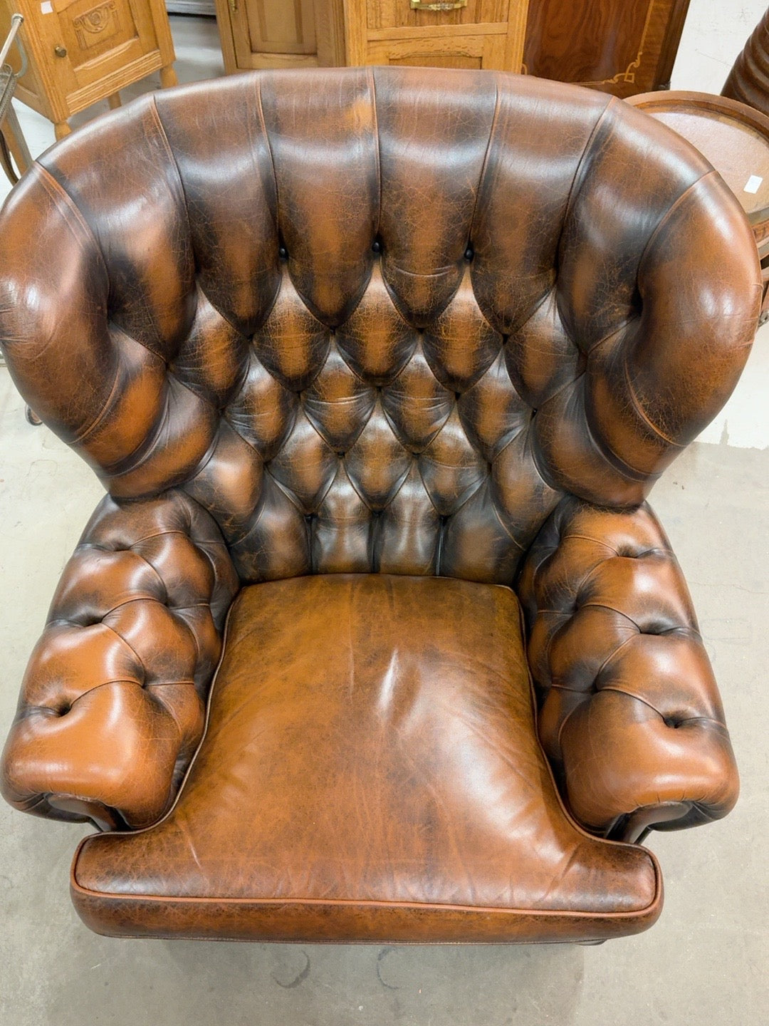 Chesterfield-nahkalepotuolin syvänapitettu selkänoja