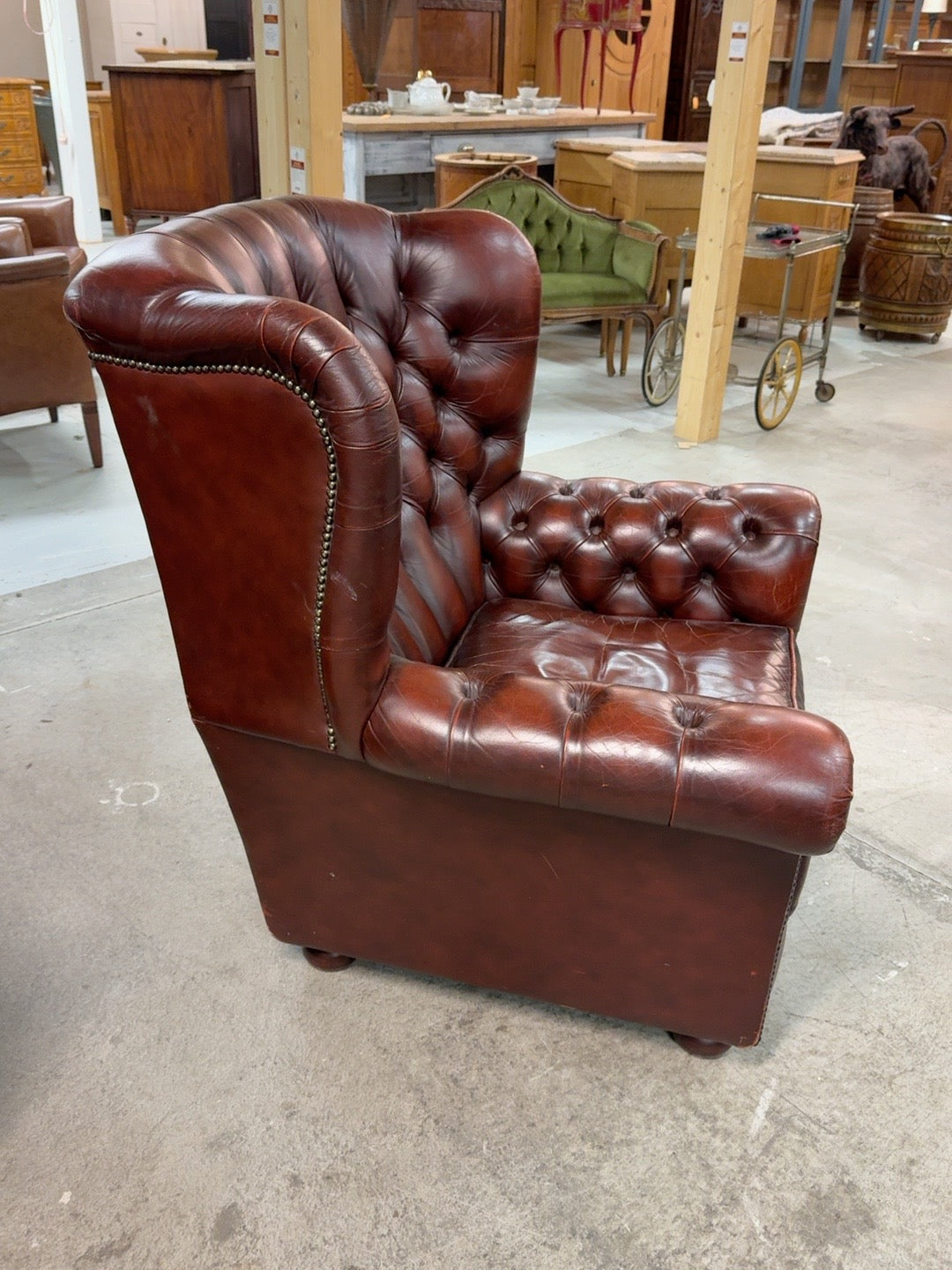 Chesterfield-nahkatuoli toiselta sivulta