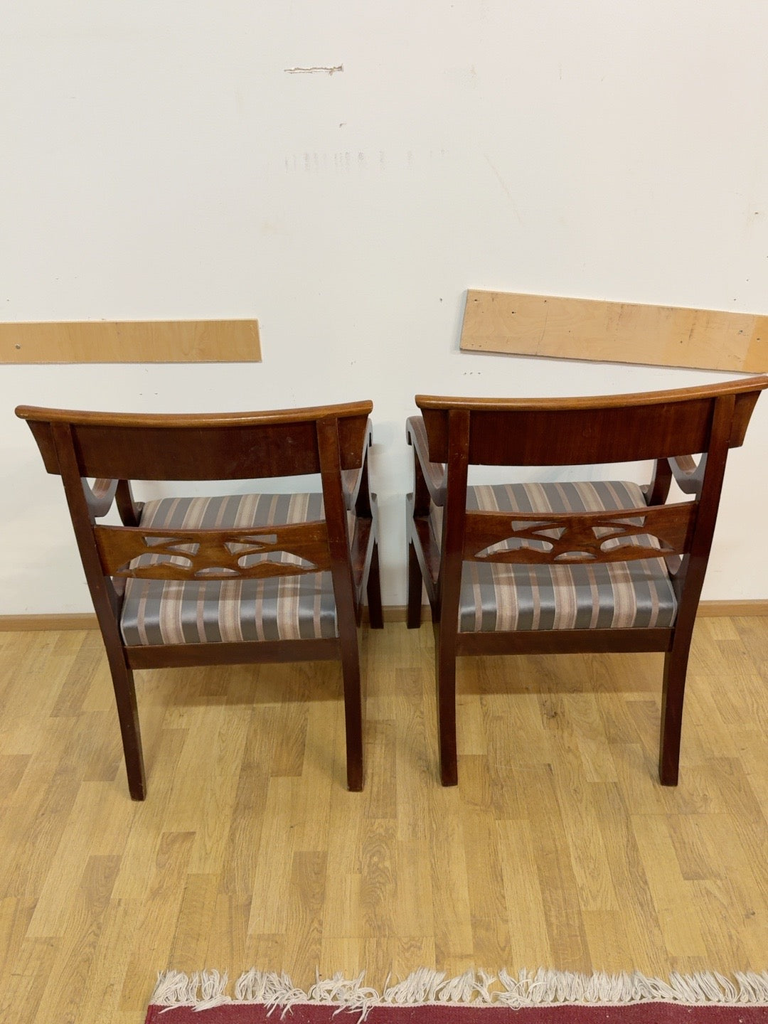 Biedermeier-käsinojatuolien takaosa
