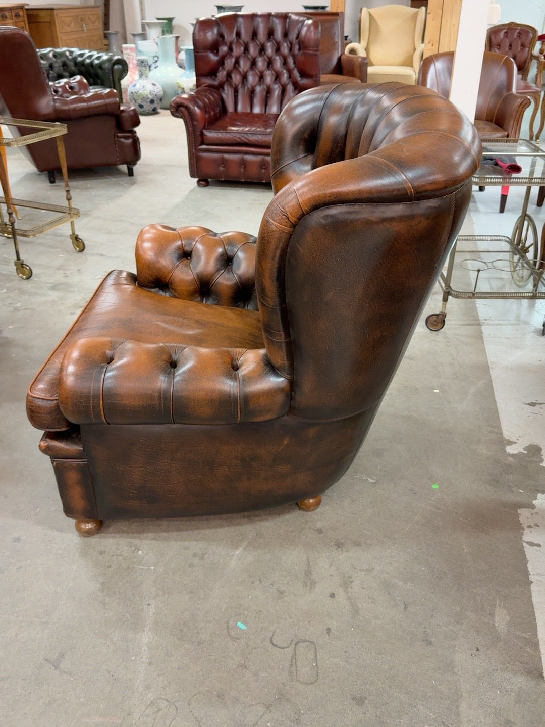 Chesterfield-nahkalepotuoli toiselta sivulta