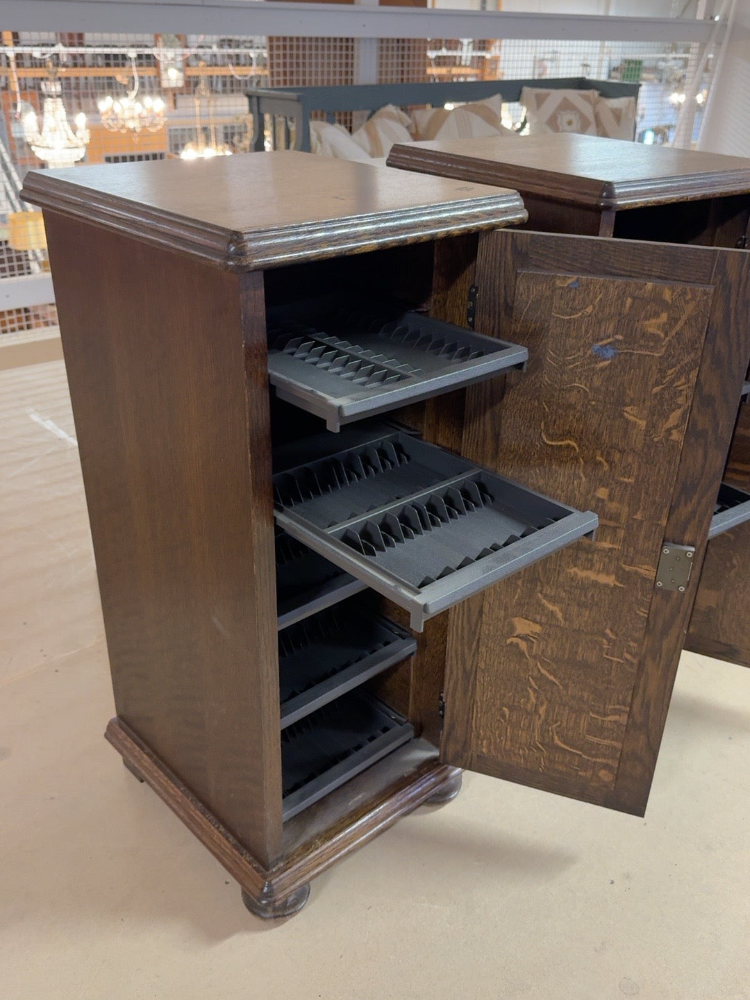 Tammiviilutetun kaapin ulosvedettävät levyt