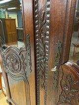 Huikea vitriinikaappi L. 144cm, S. 55cm ja K. 227,5cm