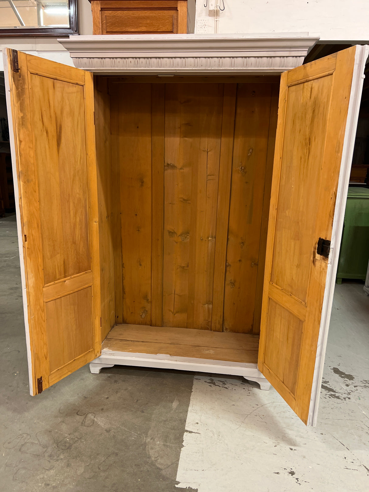 Kaunis helmen harmaa vaatekaappi L. 119cm, S. 52cm ja K. 183cm.