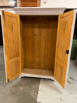 Kaunis helmen harmaa vaatekaappi L. 119cm, S. 52cm ja K. 183cm.