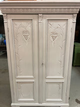 Kaunis helmen harmaa vaatekaappi L. 119cm, S. 52cm ja K. 183cm.