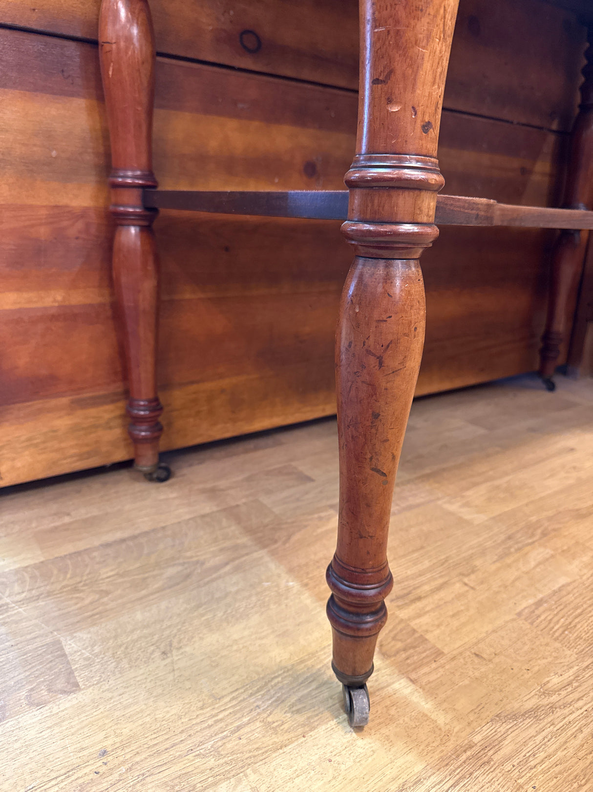 Upea sivupöytä/apupöytä L.101.5cm, S.50.5cm, K.89cm