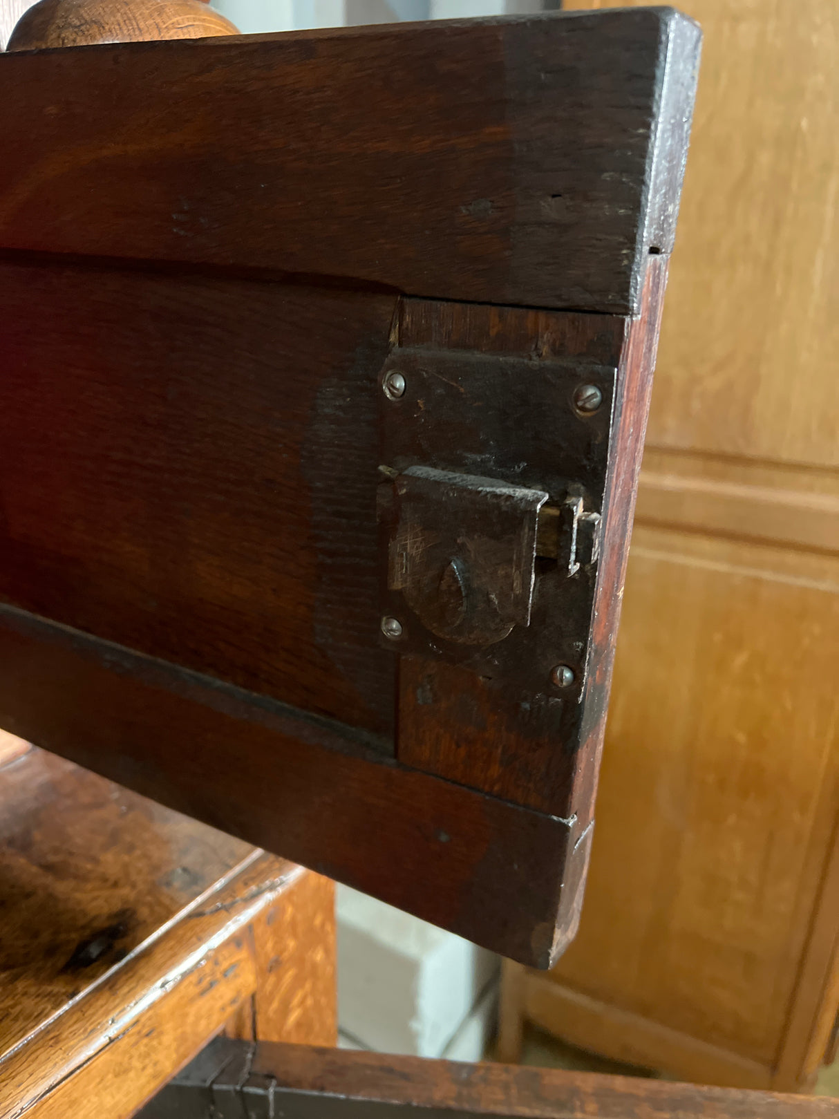 Upea antiikkikaappi L. 143cm, S. 58,5cm ja K. 199cm.