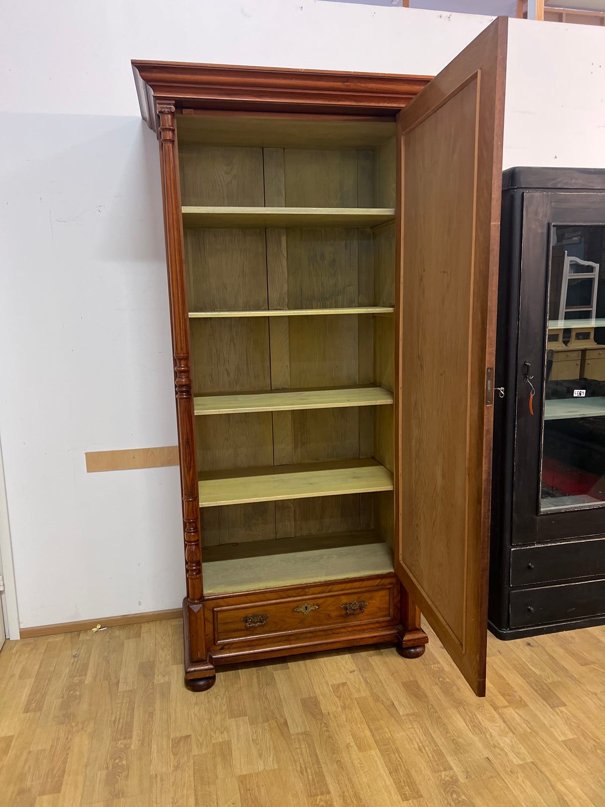 Upea vaatekaappi L. 104cm, S. 60cm ja K. 214,5cm